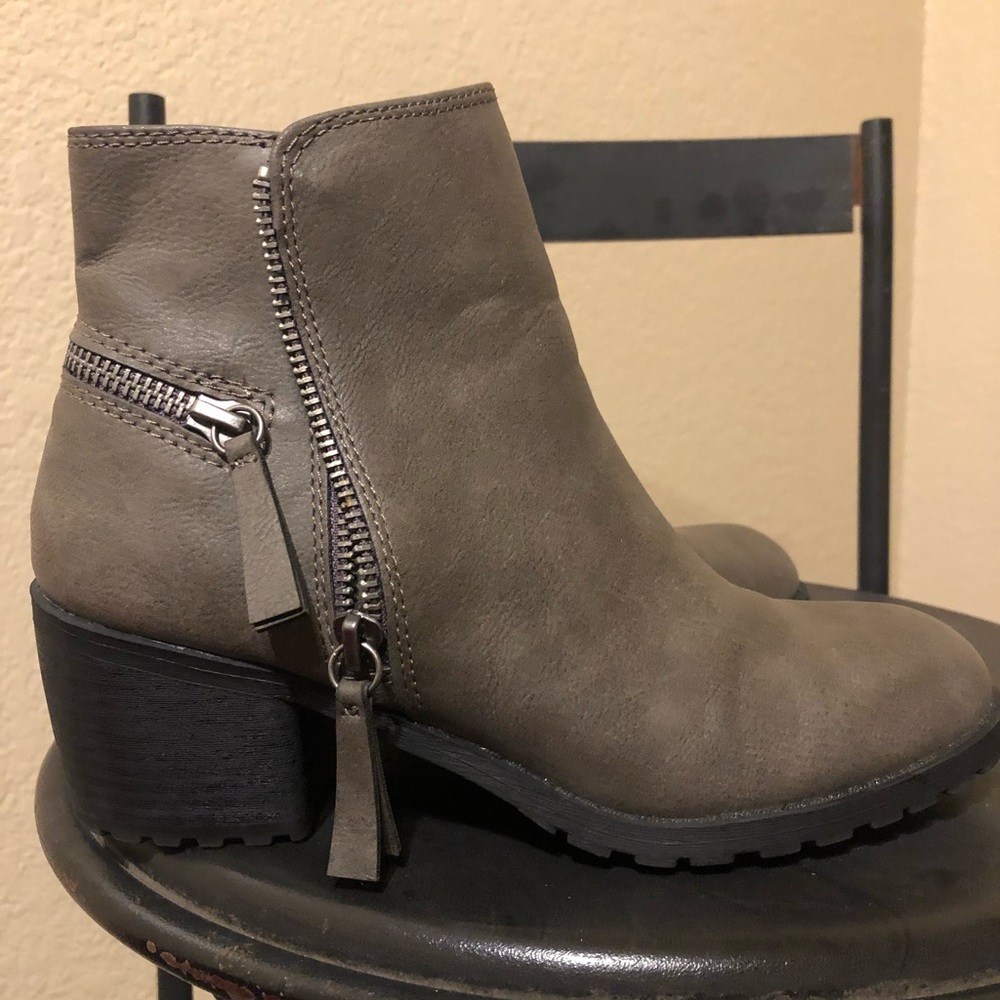 ⚪️Ankle booties⚪️ super cute for Spring!